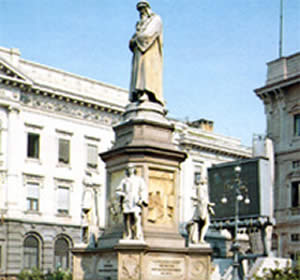 Памятник Леонардо в Милане
