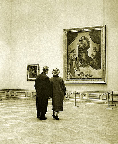 Visitors before the "Sistine Madonna"